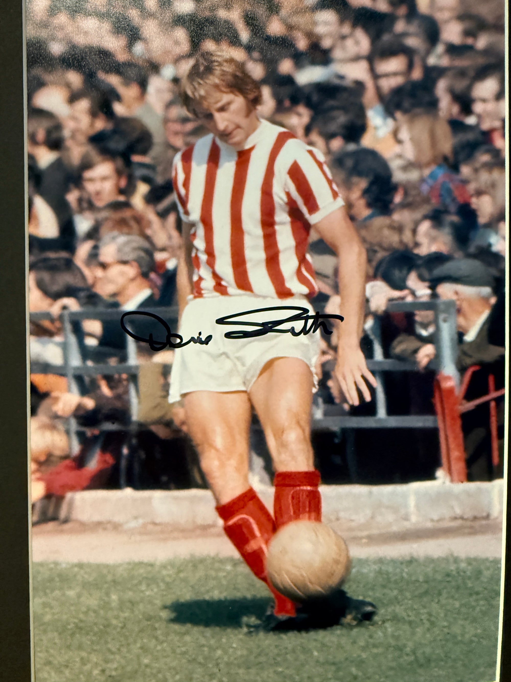 DENIS SMITH - SIGNERT BILDE MED EKTEHETSBEVIS/COA