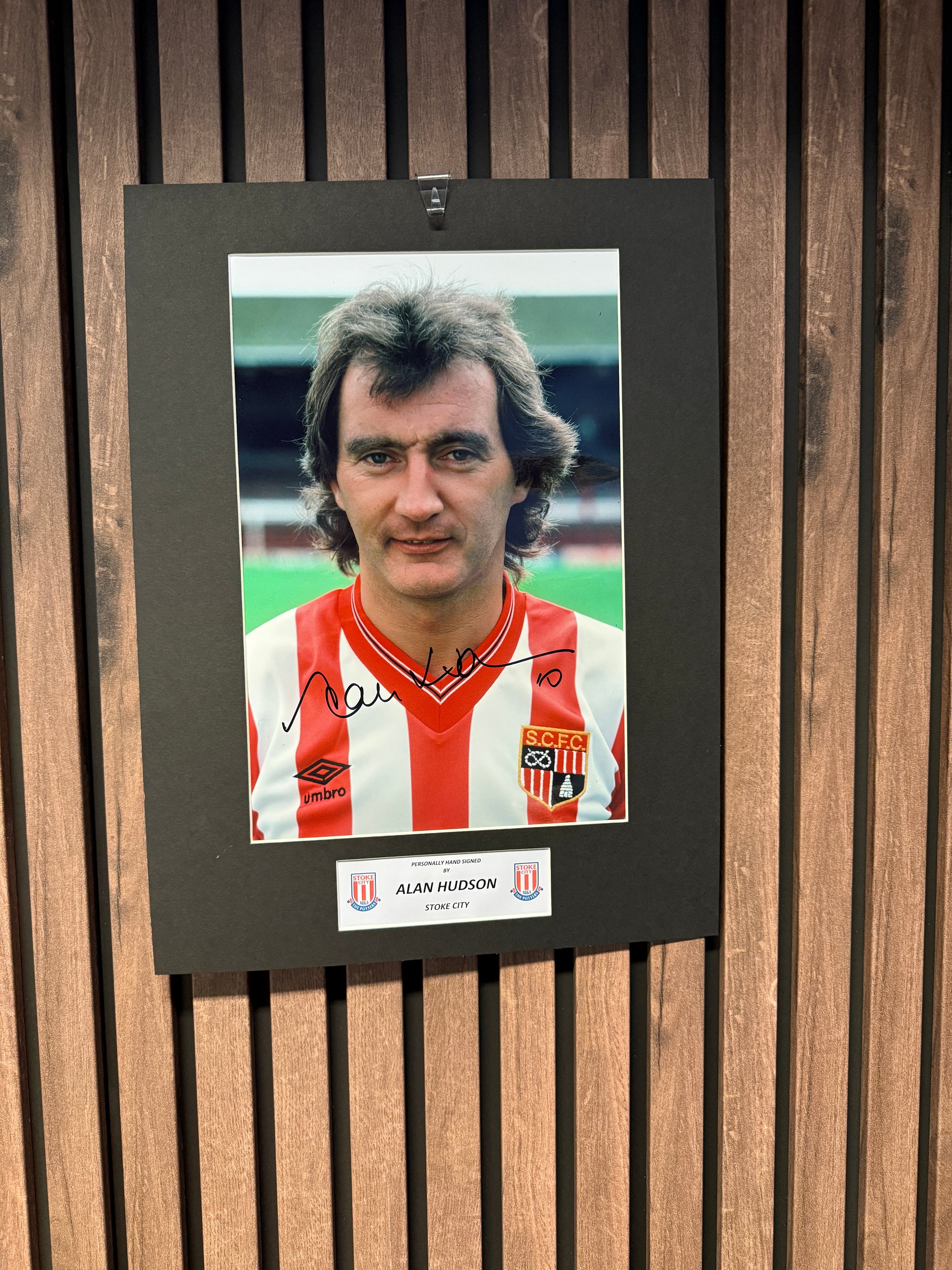 ALAN HUDSON - SIGNERT BILDE MED EKTEHETSBEVIS/COA
