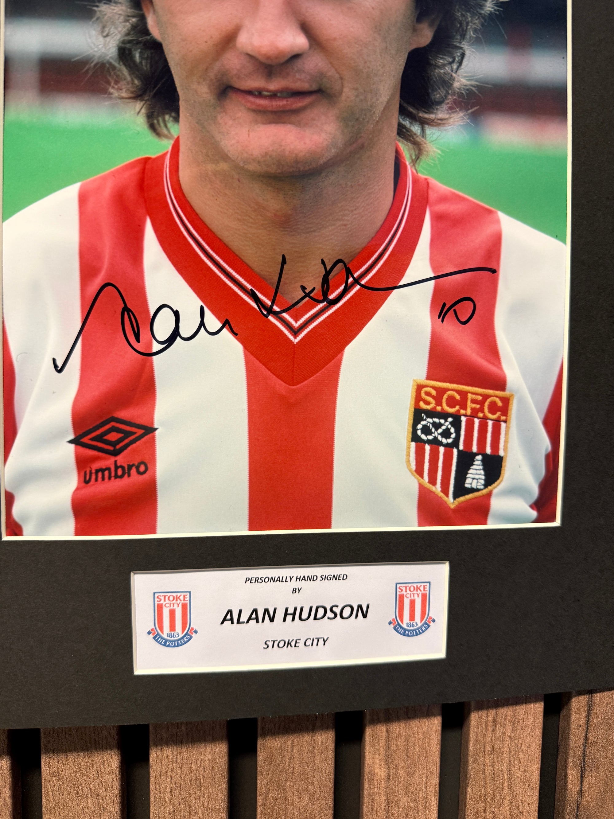 ALAN HUDSON - SIGNERT BILDE MED EKTEHETSBEVIS/COA