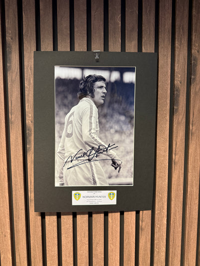 NORMAN HUNTER - SIGNERT BILDE MED EKTEHETSBEVIS/COA