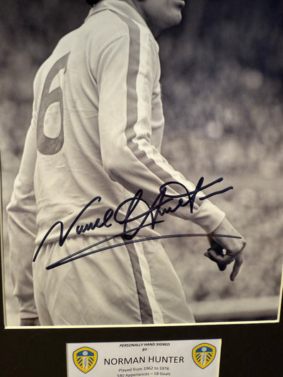 NORMAN HUNTER - SIGNERT BILDE MED EKTEHETSBEVIS/COA