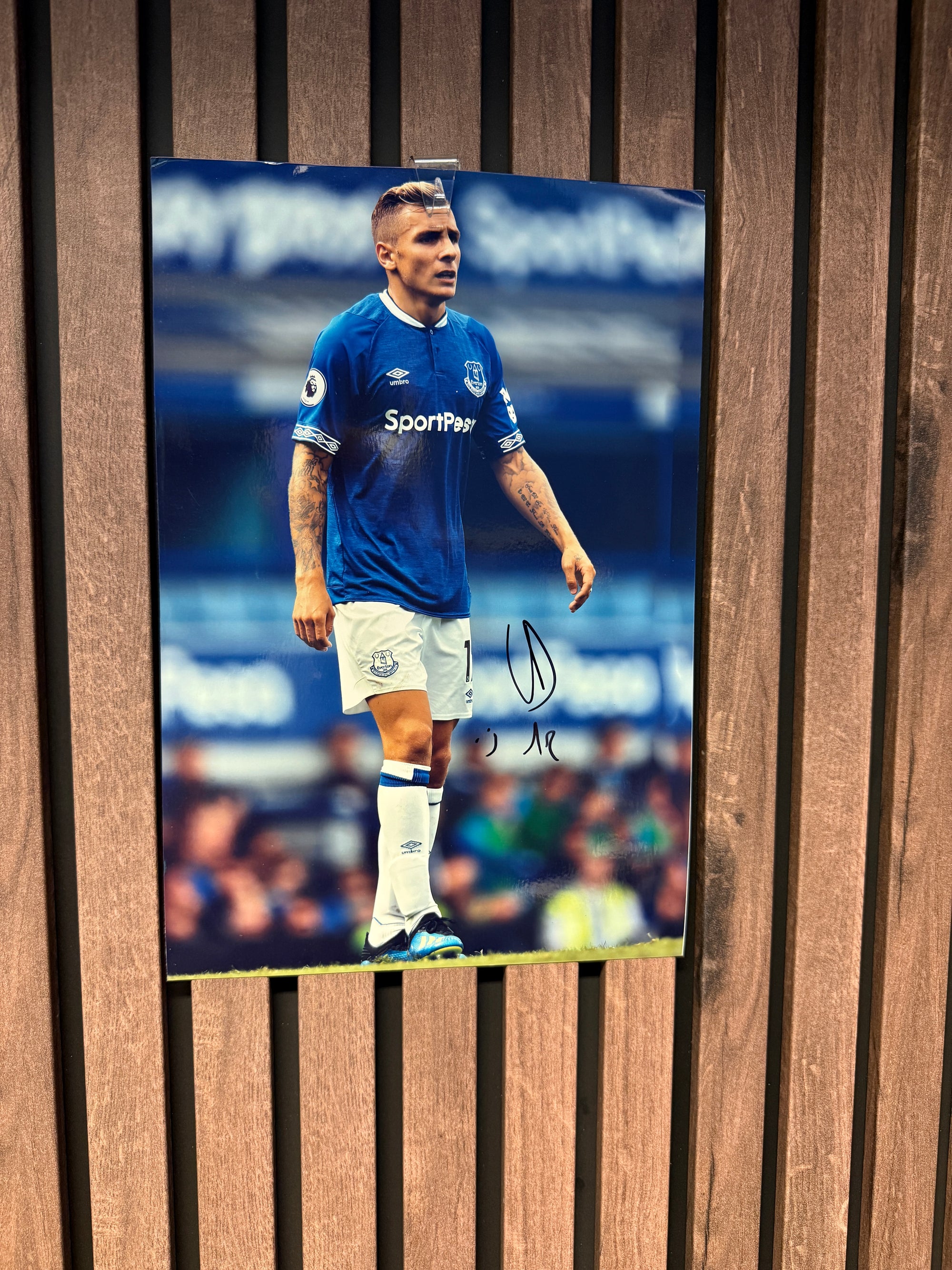 EVERTON - LUCAS DIGNE - SIGNERT BILDE MED EKTEHETSBEVIS/COA