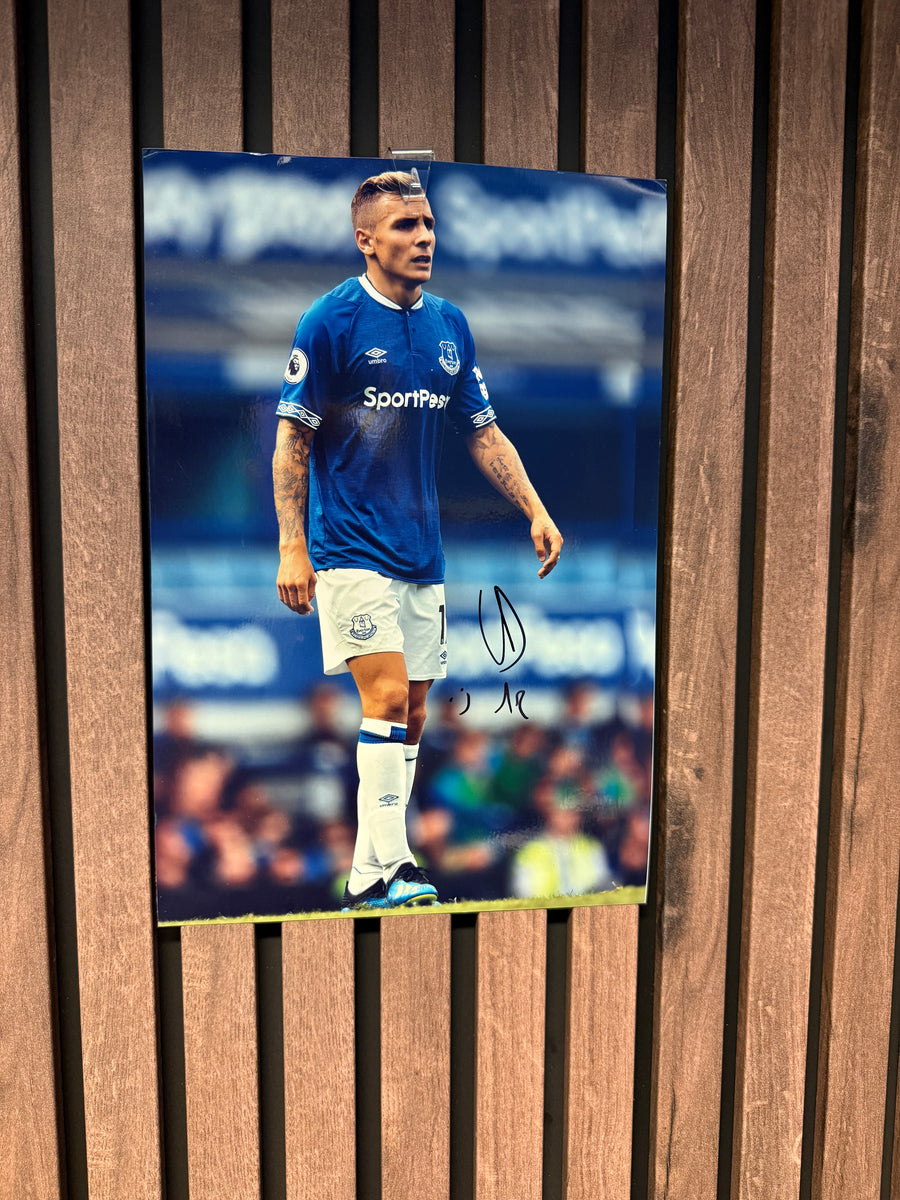 EVERTON - LUCAS DIGNE - SIGNERT BILDE MED EKTEHETSBEVIS/COA