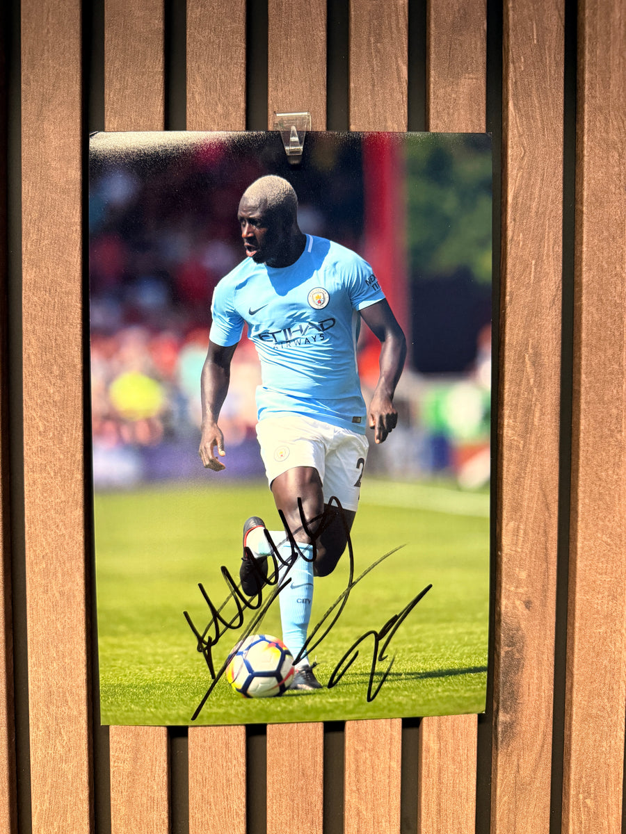 MANCHESTER CITY - BENJAMIN MENDY - SIGNERT BILDE MED EKTEHETSBEVIS/COA