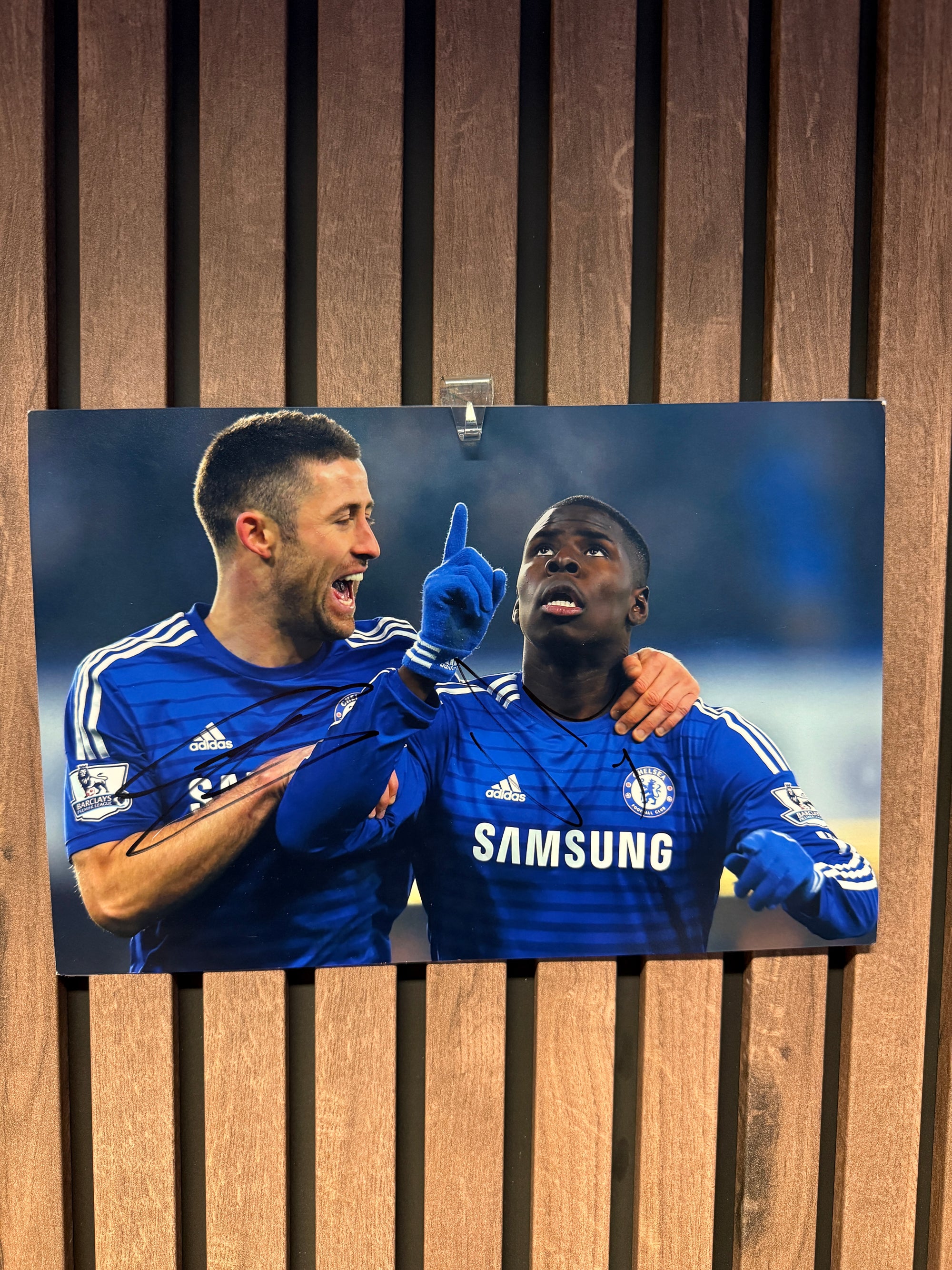 CHELSEA - GARY CAHILL & KURT ZOUMA - DOBBELTSIGNERT BILDE MED EKTEHETSBEVIS/COA