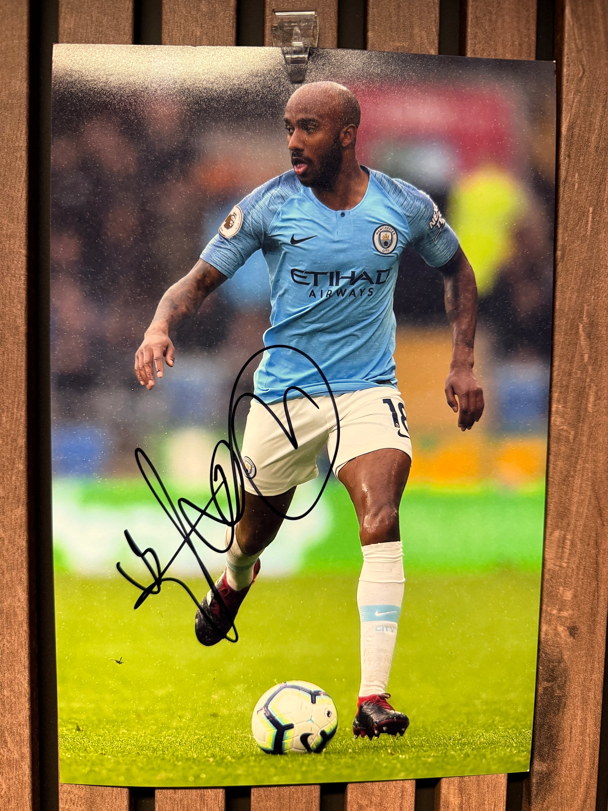 MANCHESTER CITY - FABIAN DELPH - SIGNERT BILDE MED EKTEHETSBEVIS/COA
