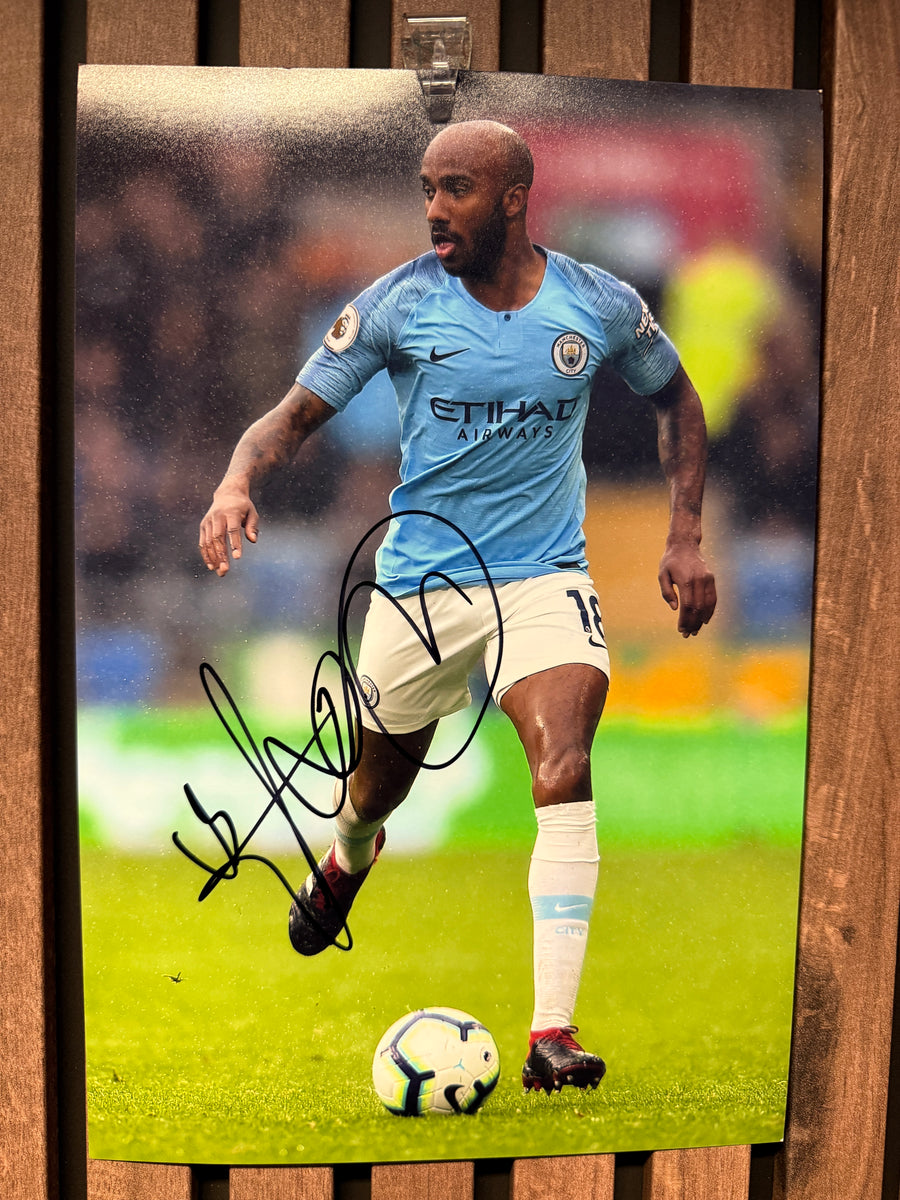 MANCHESTER CITY - FABIAN DELPH - SIGNERT BILDE MED EKTEHETSBEVIS/COA