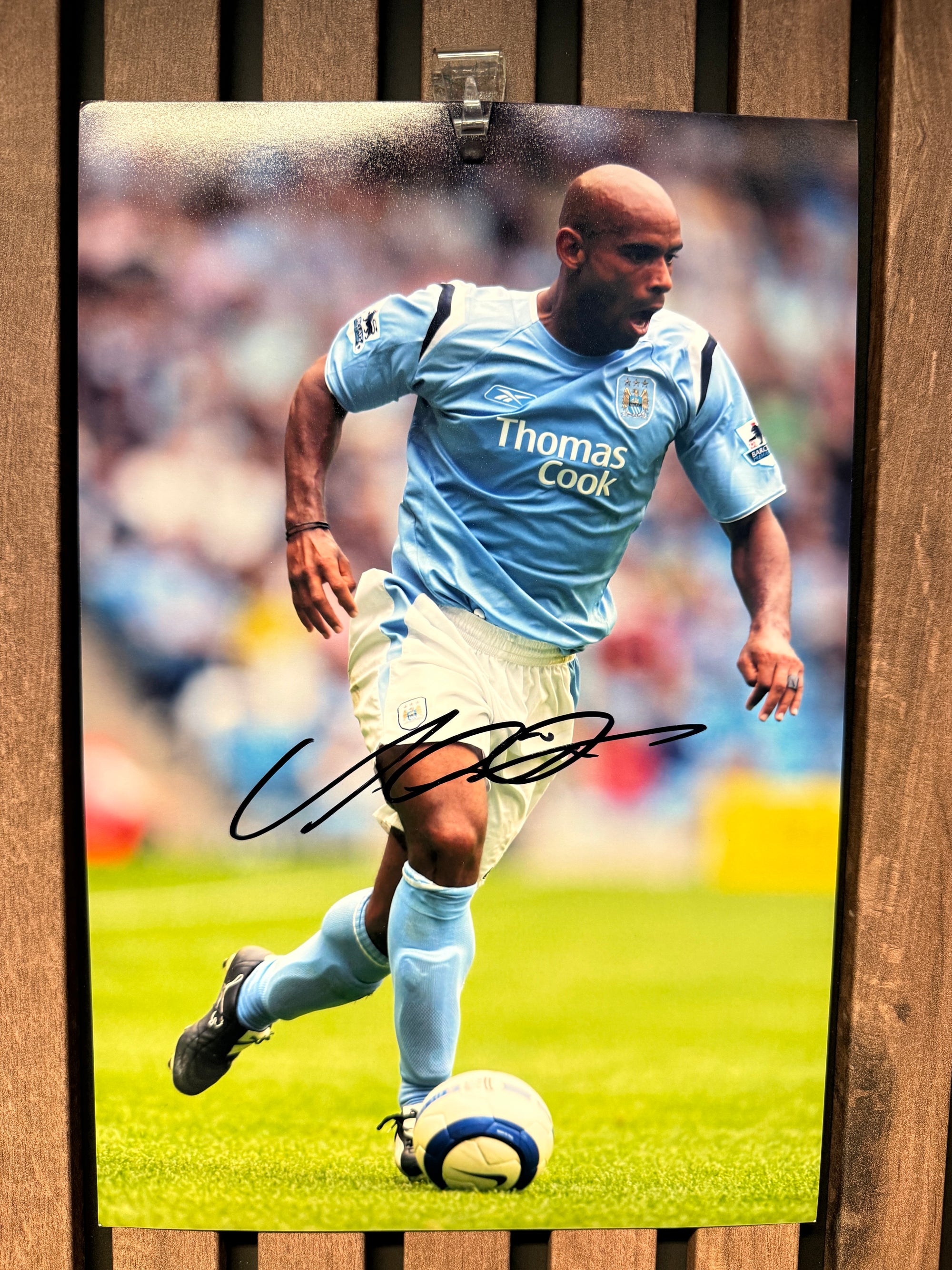 MANCHESTER CITY - TREVOR SINCLAIR - SIGNERT BILDE MED EKTEHETSGARANTI/COA