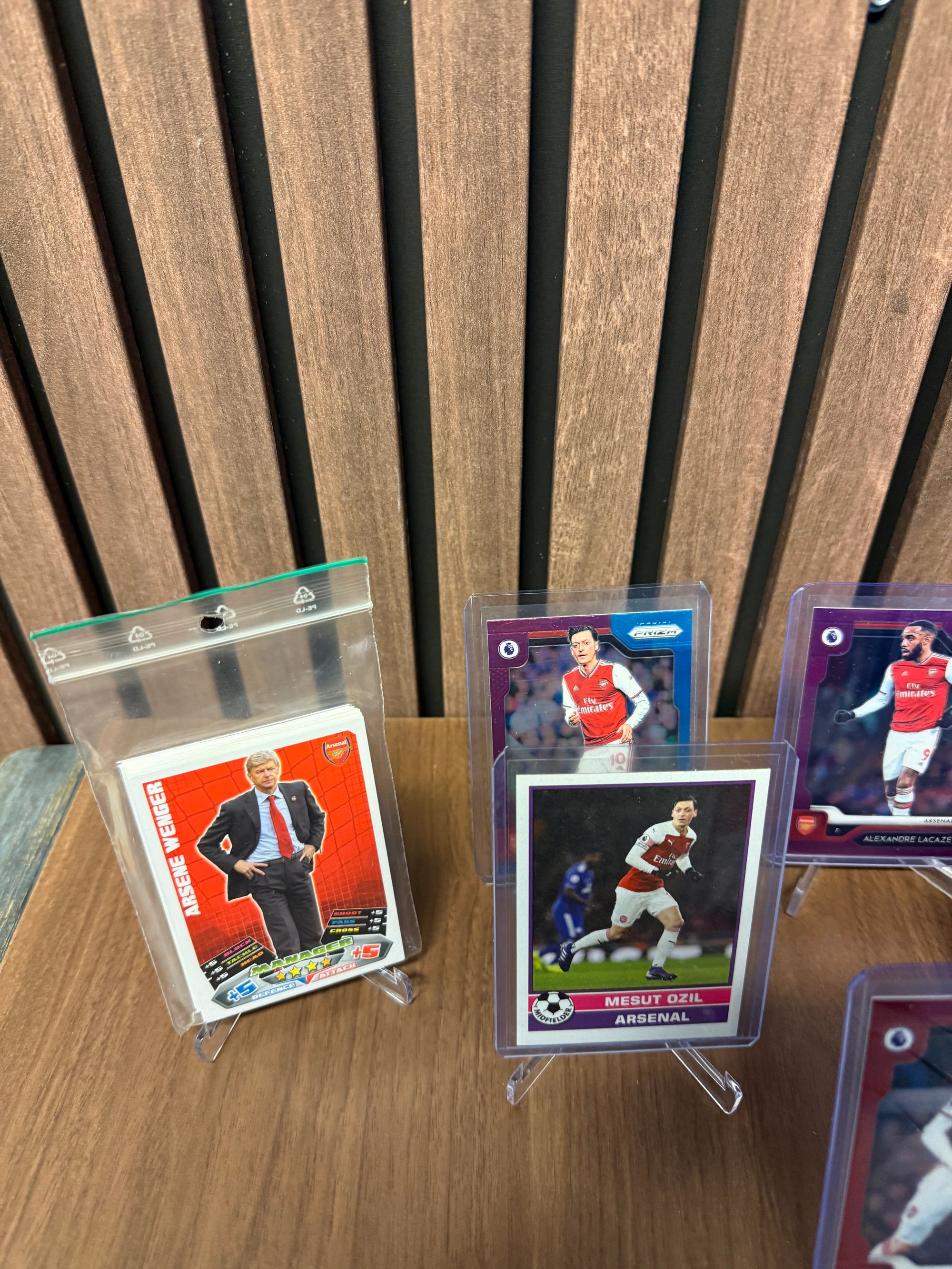 ARSENAL LOT - NUMMERERTE, PARALLELLER, TOPPS ONDEMAND, FUTERA NUMMERERTS PATCH OG LAGSETT