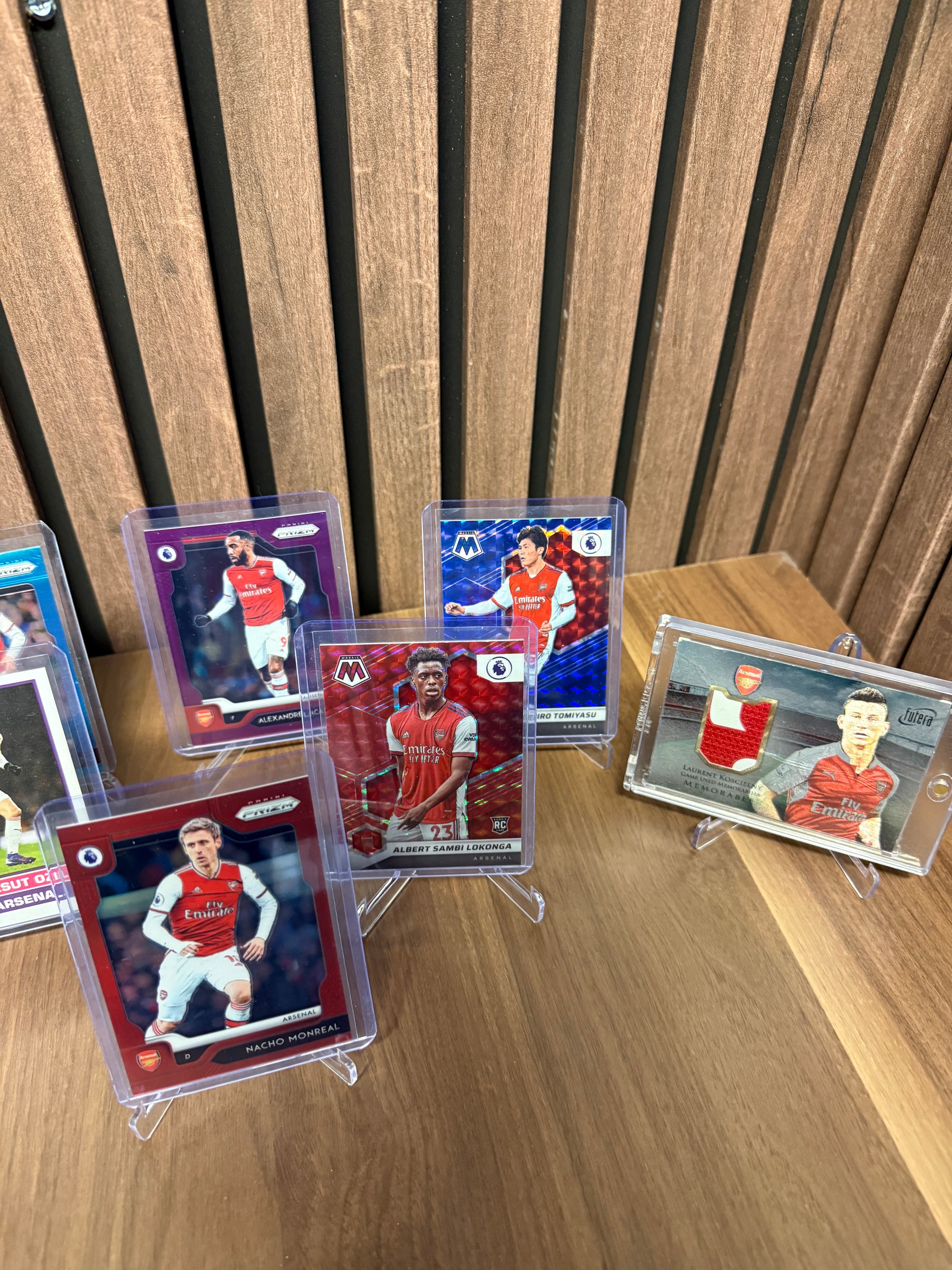ARSENAL LOT - NUMMERERTE, PARALLELLER, TOPPS ONDEMAND, FUTERA NUMMERERTS PATCH OG LAGSETT