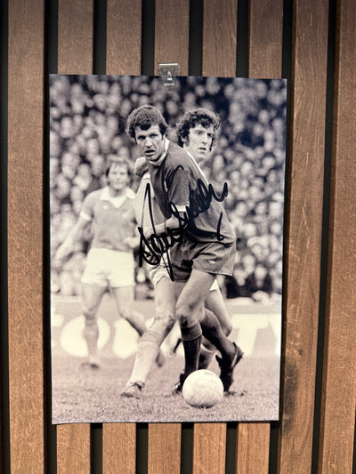 LIVERPOOL - JOHN TOSHACK - SIGNERT BILDE MED EKTEHETSBEVIS/COA