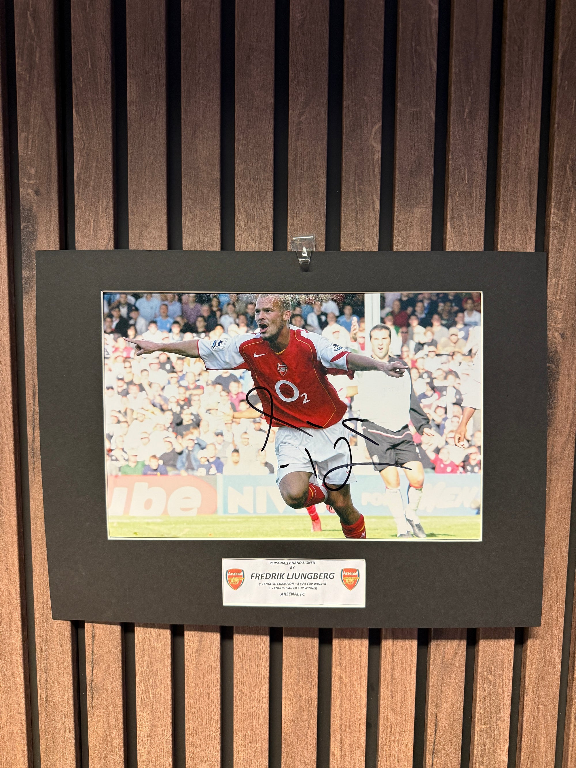 ARSENAL - FREDRIK LJUNGBERG - SIGNERT BILDE MED EKTEHETSBEVIS/COA