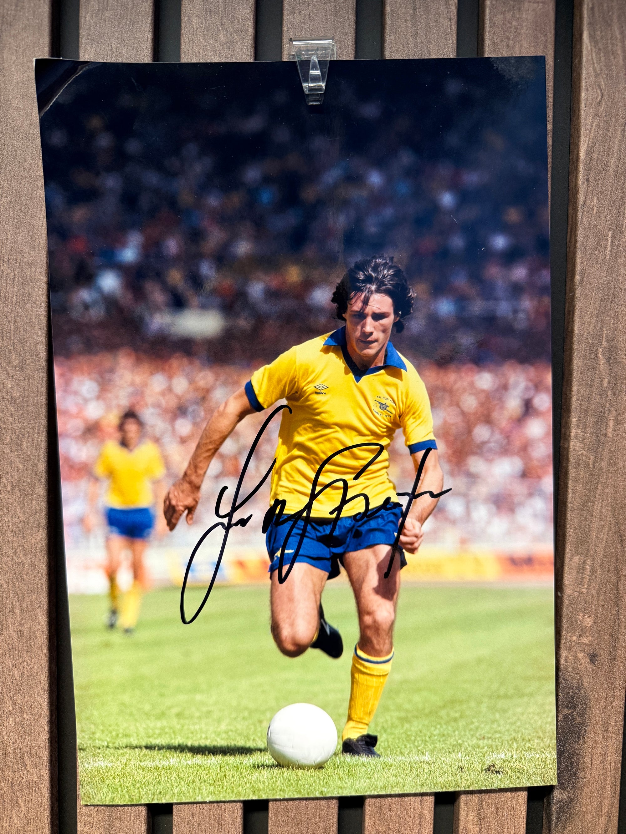 ARSENAL - FRANK STAPLETON - SIGNERT BILDE MED EKTEHETSBEVIS/COA