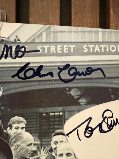 LIVERPOOL - RON YEATS, CHRIS LAWLER, TOMMY LAWRENCE & TOMMY SMITH - MULTISIGNERT BILDE MED EKTEHETSBEVIS/COA