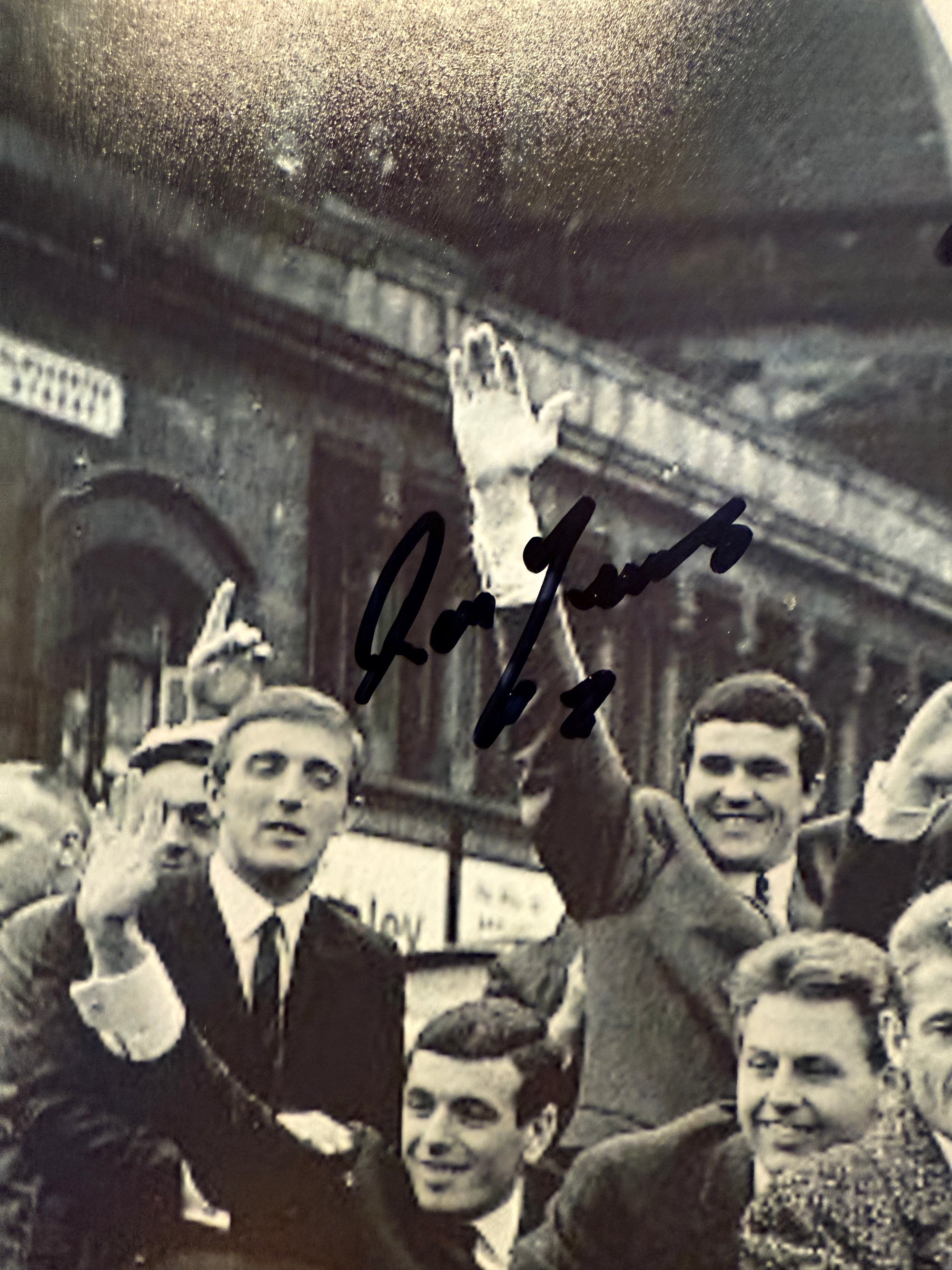 LIVERPOOL - RON YEATS, CHRIS LAWLER, TOMMY LAWRENCE & TOMMY SMITH - MULTISIGNERT BILDE MED EKTEHETSBEVIS/COA