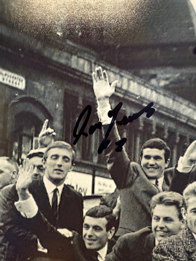 LIVERPOOL - RON YEATS, CHRIS LAWLER, TOMMY LAWRENCE & TOMMY SMITH - MULTISIGNERT BILDE MED EKTEHETSBEVIS/COA