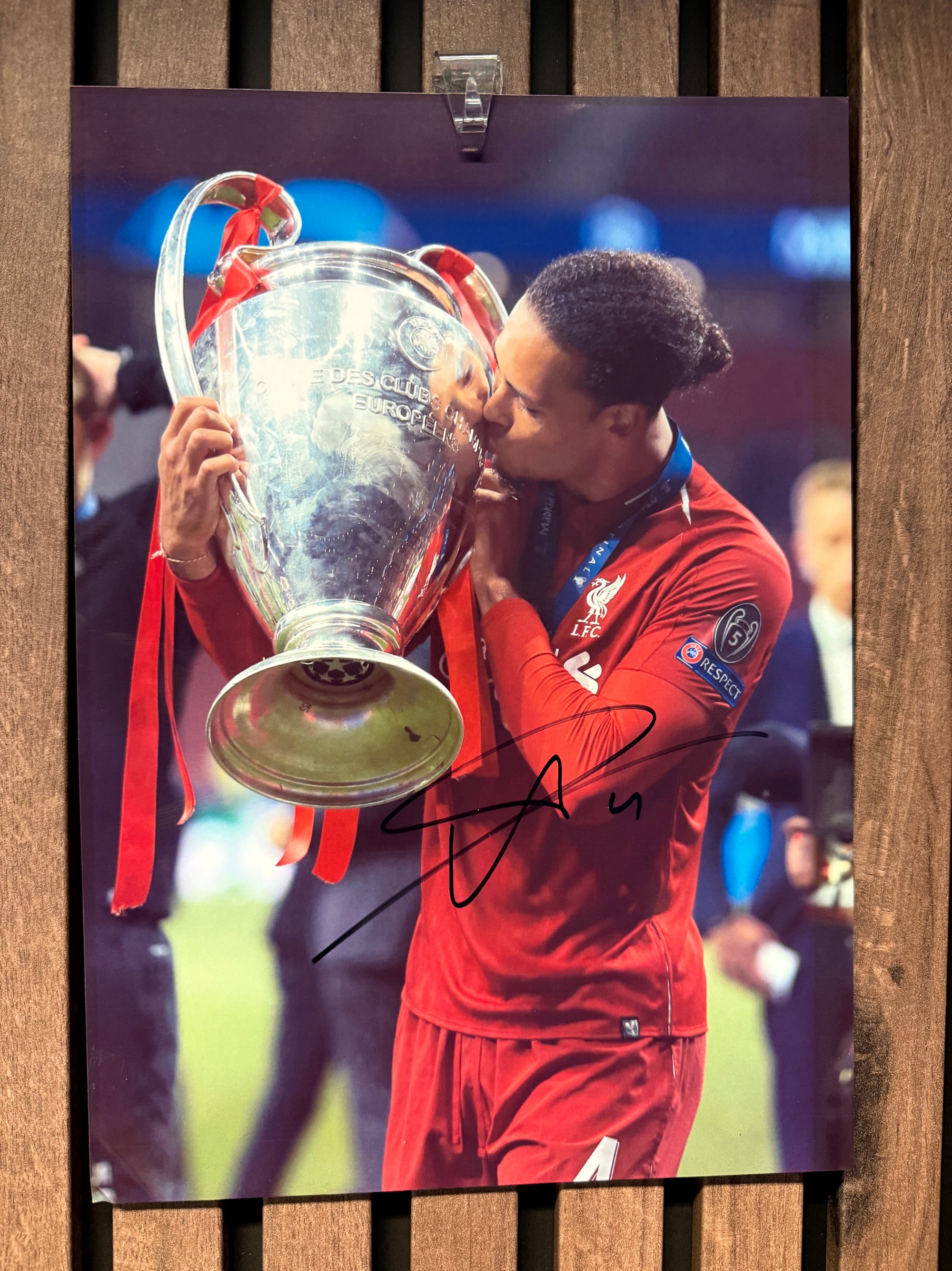 VIRGIL VAN DIJK - SIGNERT BILDE MED EKTEHETSBEVIS/COA