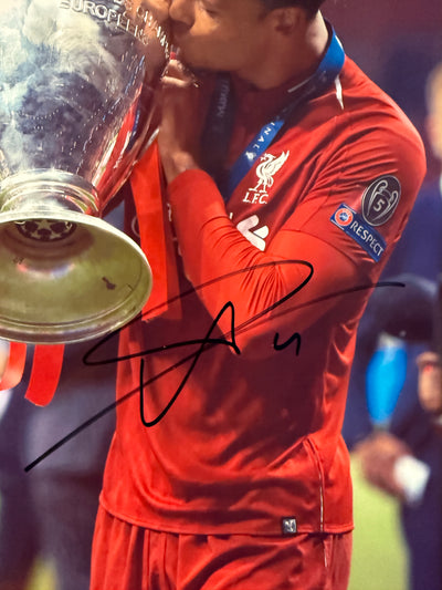 VIRGIL VAN DIJK - SIGNERT BILDE MED EKTEHETSBEVIS/COA
