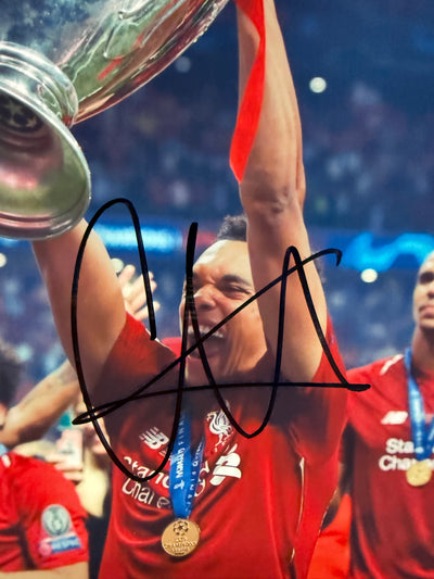 TRENT ALEXANDER-ARNOLD - SIGNERT BILDE MED EKTEHETSBEVIS/COA
