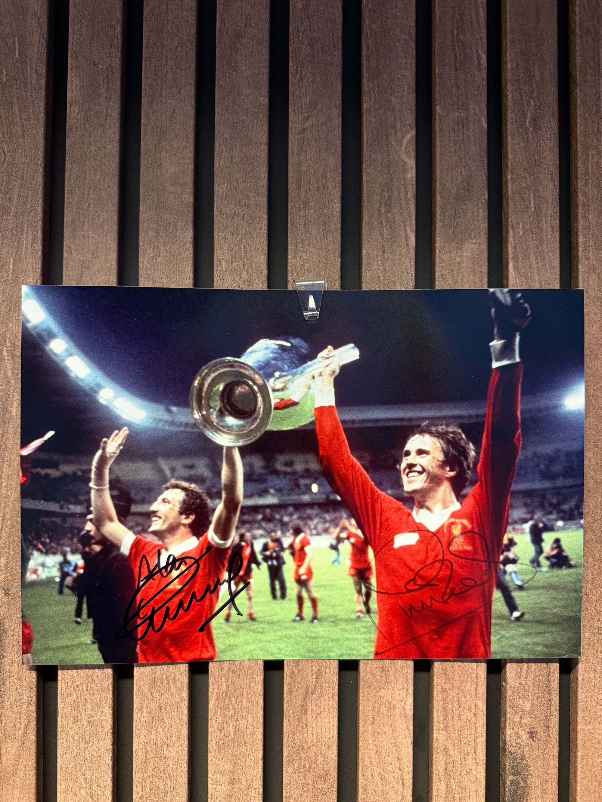 PHIL NEAL & ALAN KENNEDY - DOBBELTSIGNERT BILDE MED EKTEHETSBEVIS/COA