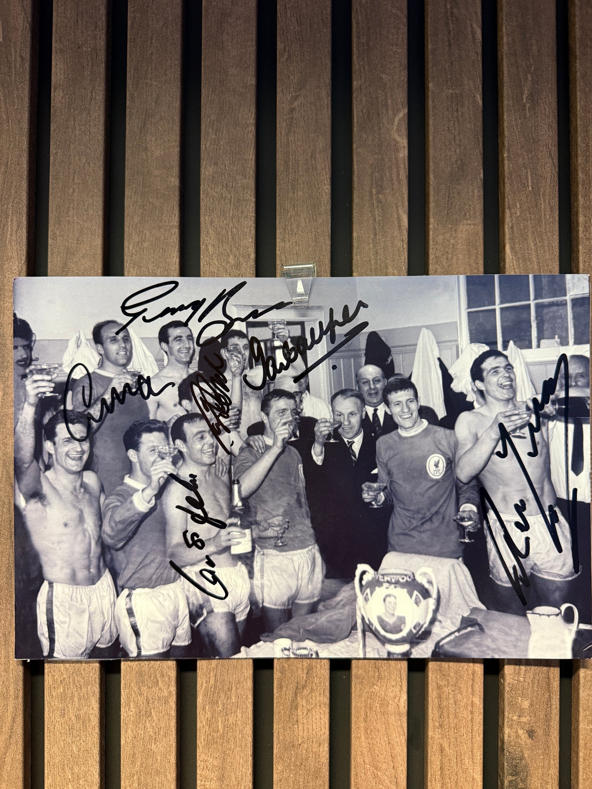 LIVERPOOL - MULTISIGNERT BILDE MED EKTEHETSBEVIS/COA