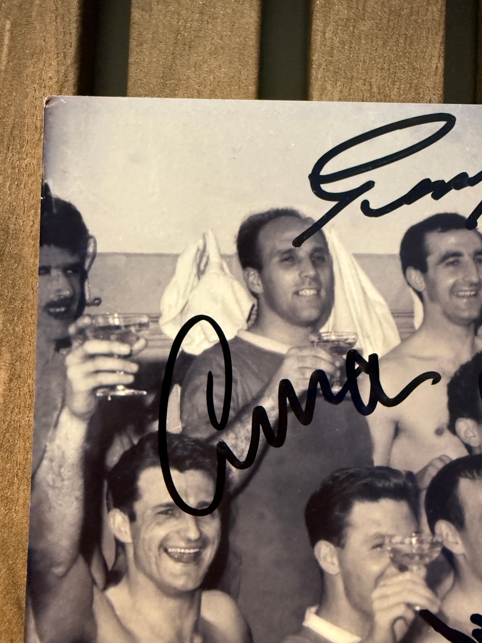 LIVERPOOL - MULTISIGNERT BILDE MED EKTEHETSBEVIS/COA