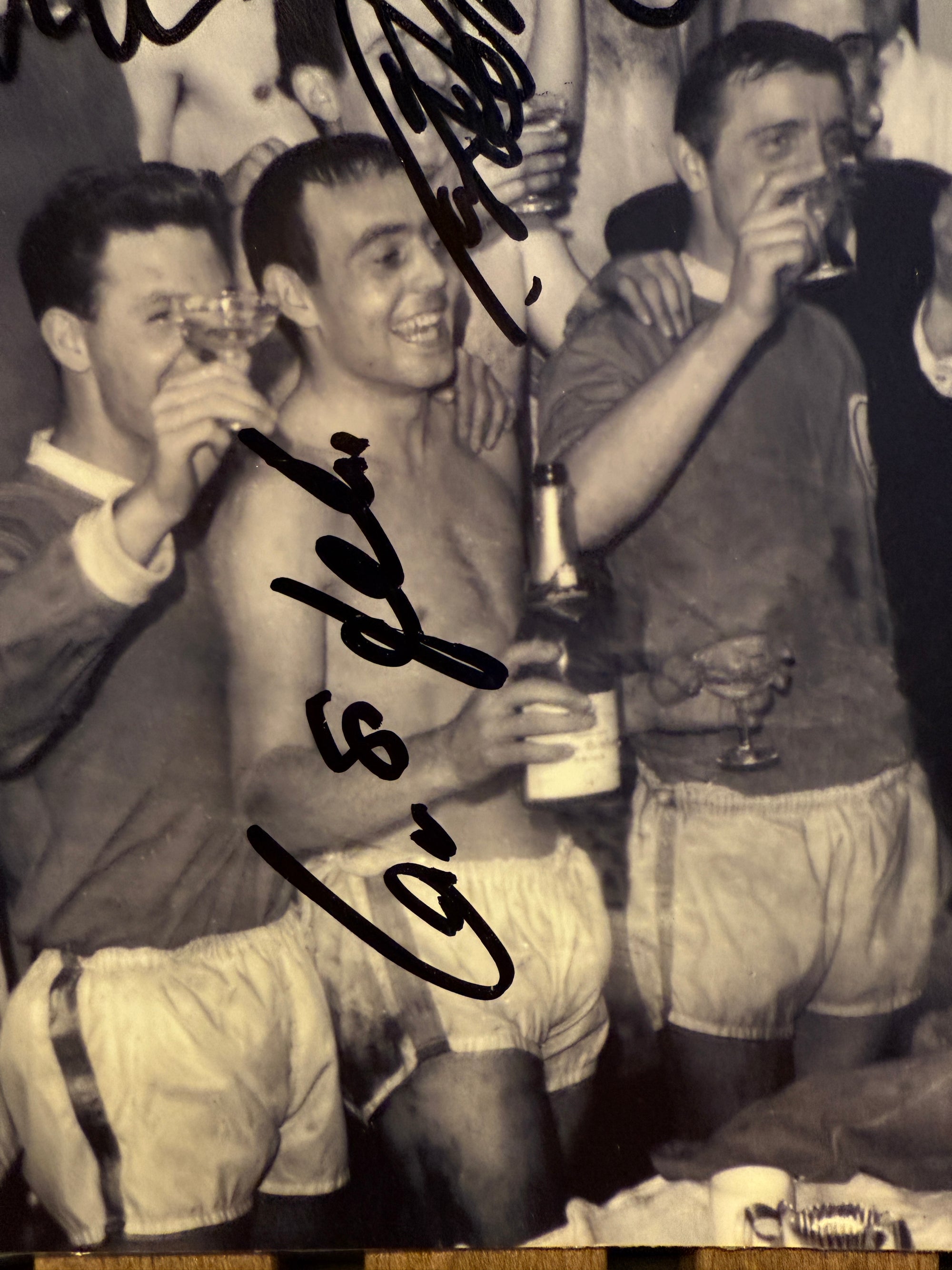 LIVERPOOL - MULTISIGNERT BILDE MED EKTEHETSBEVIS/COA