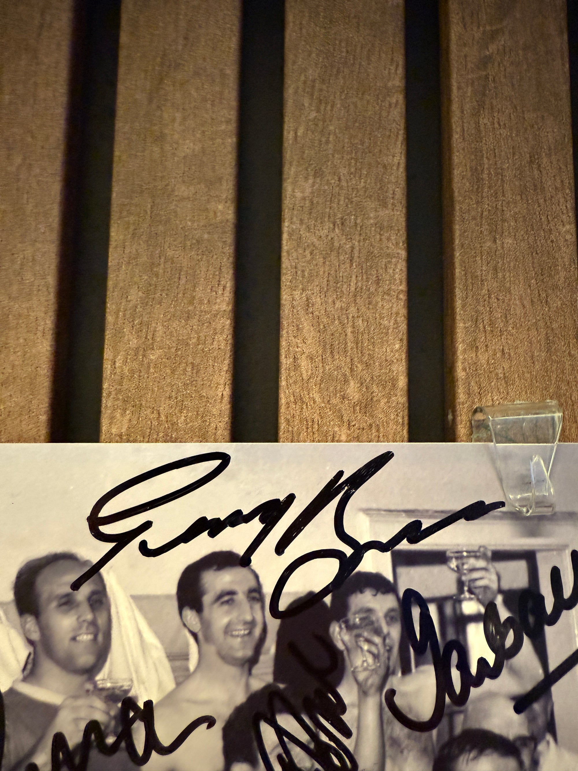 LIVERPOOL - MULTISIGNERT BILDE MED EKTEHETSBEVIS/COA