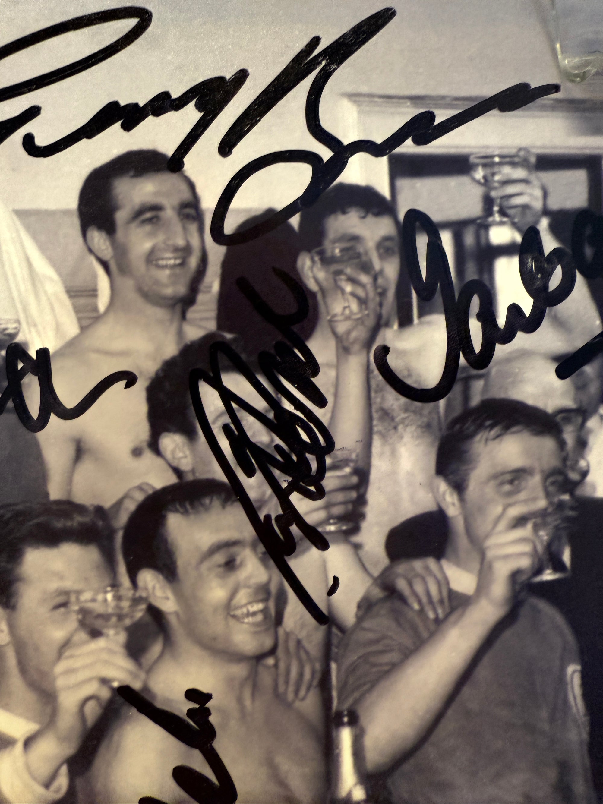 LIVERPOOL - MULTISIGNERT BILDE MED EKTEHETSBEVIS/COA