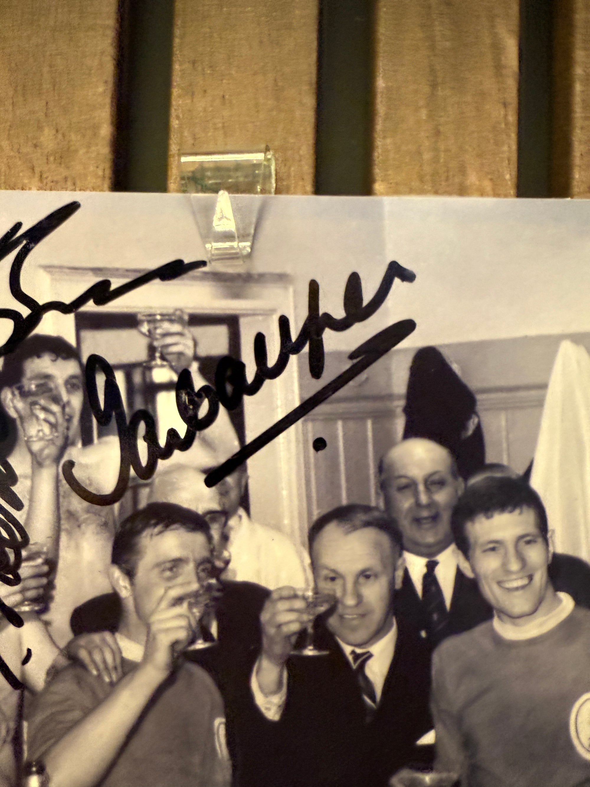 LIVERPOOL - MULTISIGNERT BILDE MED EKTEHETSBEVIS/COA