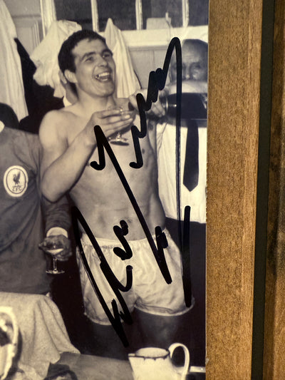 LIVERPOOL - MULTISIGNERT BILDE MED EKTEHETSBEVIS/COA