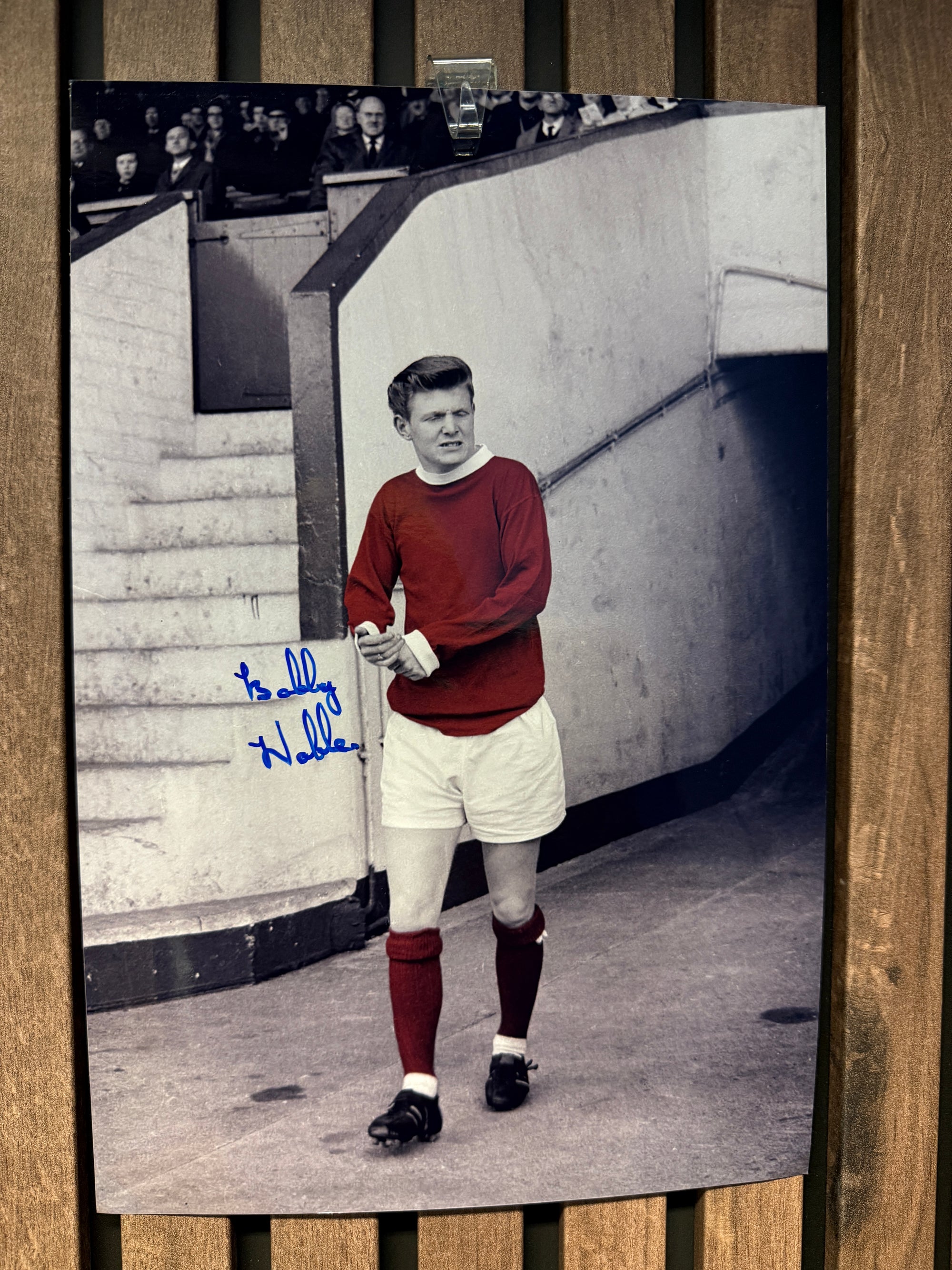 MANCHESTER UNITED - BOBBY NOBLE - SIGNERT BILDE MED EKTEHETSBEVIS/COA