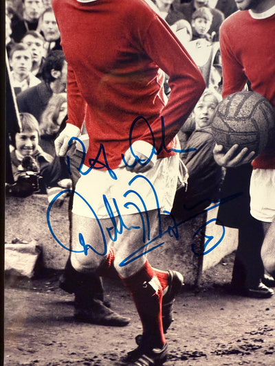 MANCHESTER UNITED - WILLIE MORGAN - SIGNERT BILDE MED EKTEHETSBEVIS/COA