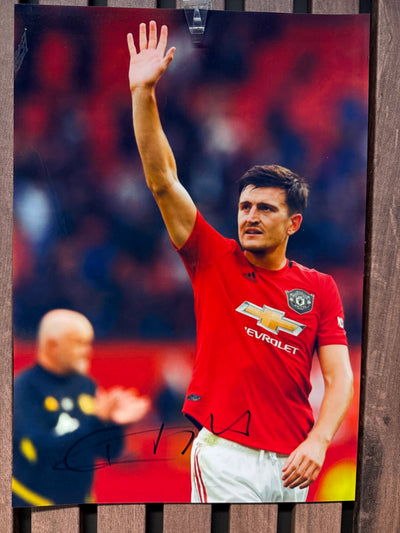 MANCHESTER UNITED - HARRY MAGUIRE - SIGNERT BILDE MED EKTEHETSBEVIS/COA