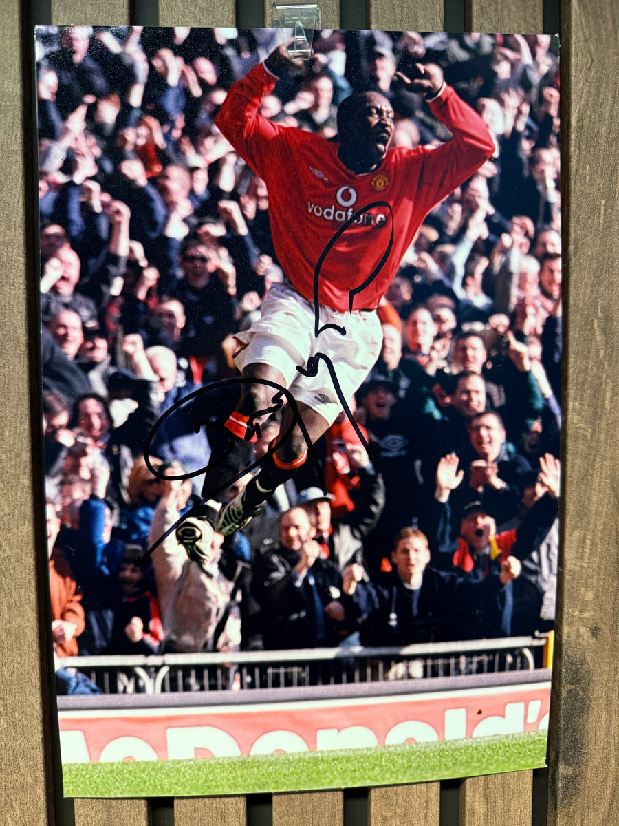 MANCHESTER UNITED - DWIGHT YORKE - SIGNERT BILDE MED EKTEHETSBEVIS/COA