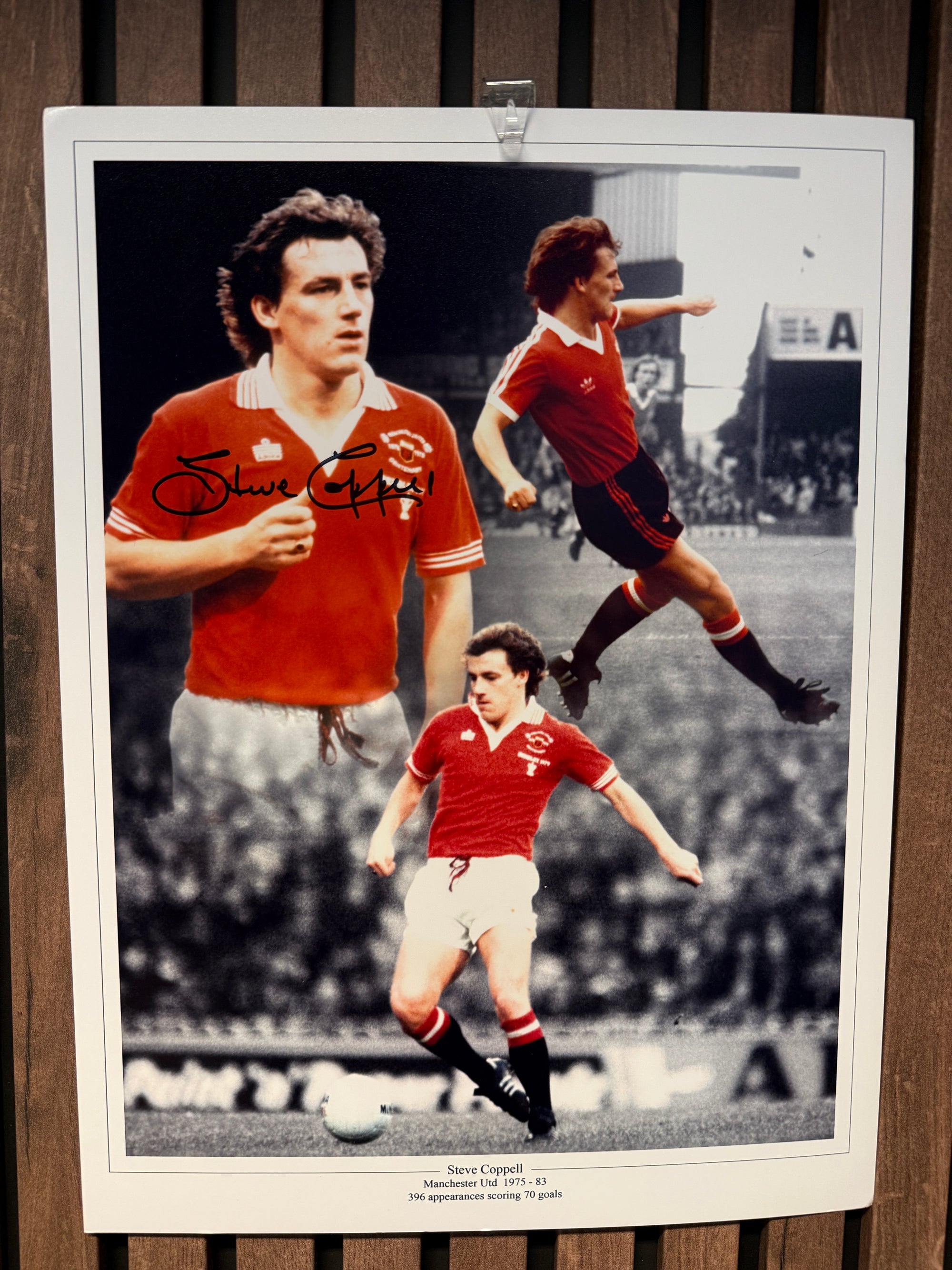 MANCHESTER UNITED - STEVE COPPELL - SIGNERT FOTOMONTASJE MED EKTEHETSBEVIS/COA