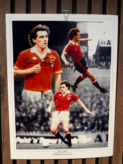 MANCHESTER UNITED - STEVE COPPELL - SIGNERT FOTOMONTASJE MED EKTEHETSBEVIS/COA