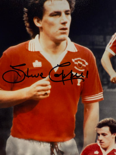 MANCHESTER UNITED - STEVE COPPELL - SIGNERT FOTOMONTASJE MED EKTEHETSBEVIS/COA