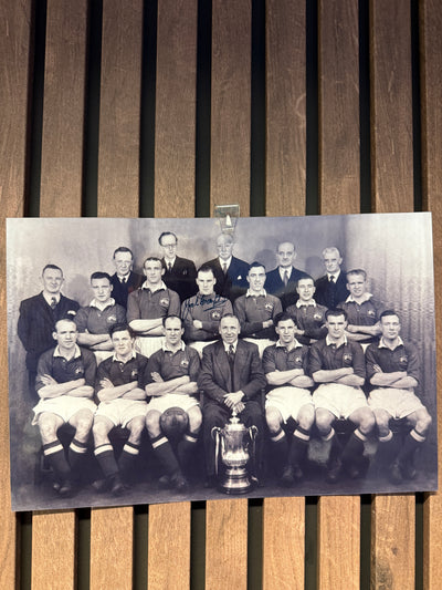 MANCHESTER UNITED - JACK CROMPTON - SIGNERT BILDE FRA 1948 MED EKTEHETSBEVIS/COA