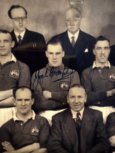 MANCHESTER UNITED - JACK CROMPTON - SIGNERT BILDE FRA 1948 MED EKTEHETSBEVIS/COA