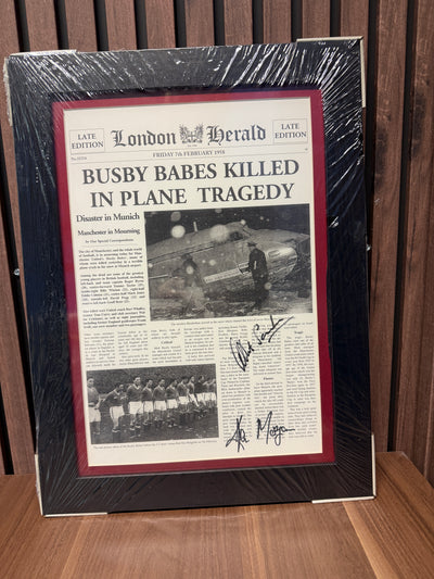 MANCHESTER UNITED - "REPLICA" AV FØRSTE-SIDE LONDON HERALD 7.FEBRUAR 1958 - SIGNERT AV KENNY MORGEN OG ALBERT SCANLOIN