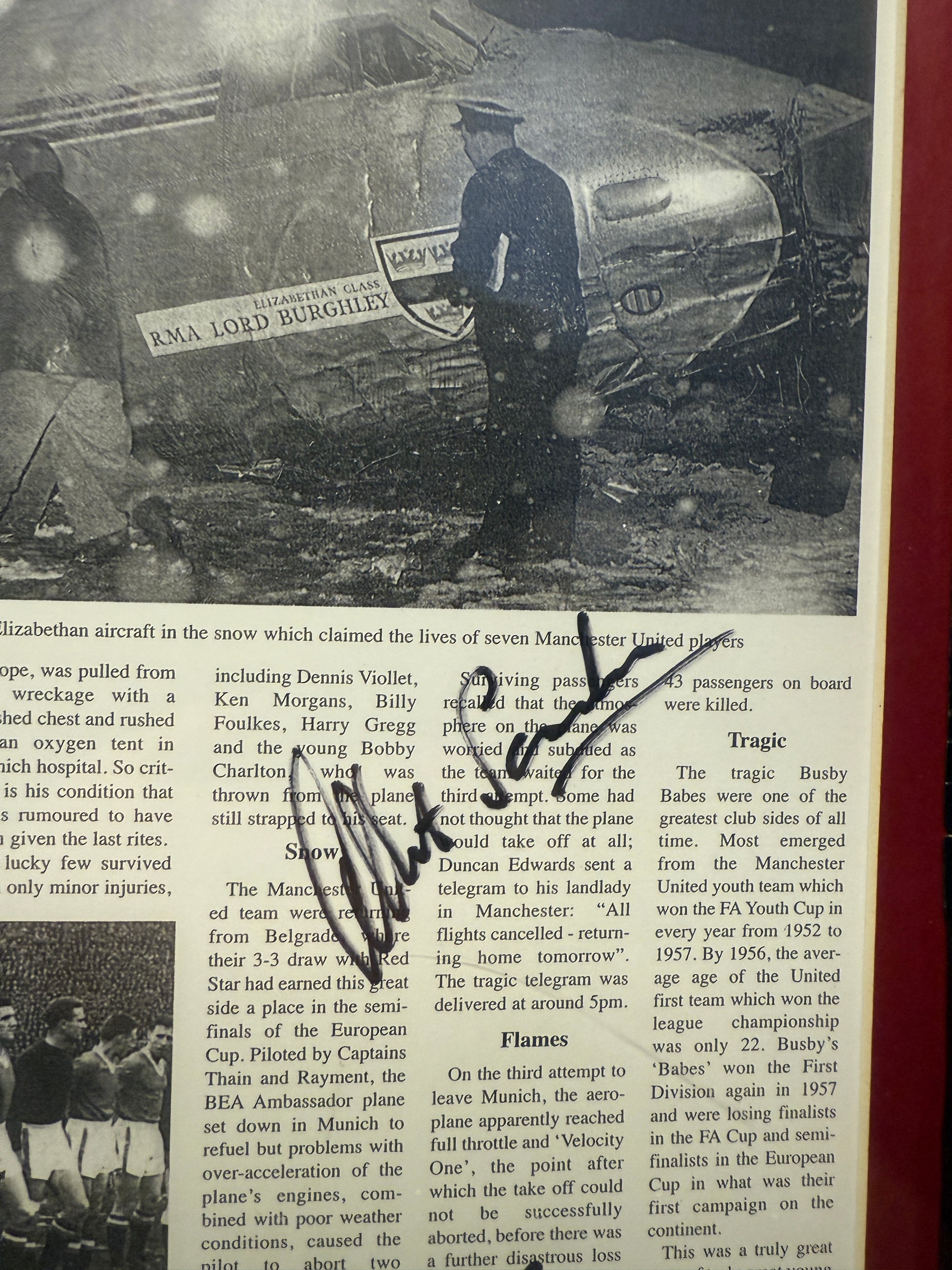 MANCHESTER UNITED - "REPLICA" AV FØRSTE-SIDE LONDON HERALD 7.FEBRUAR 1958 - SIGNERT AV KENNY MORGEN OG ALBERT SCANLOIN