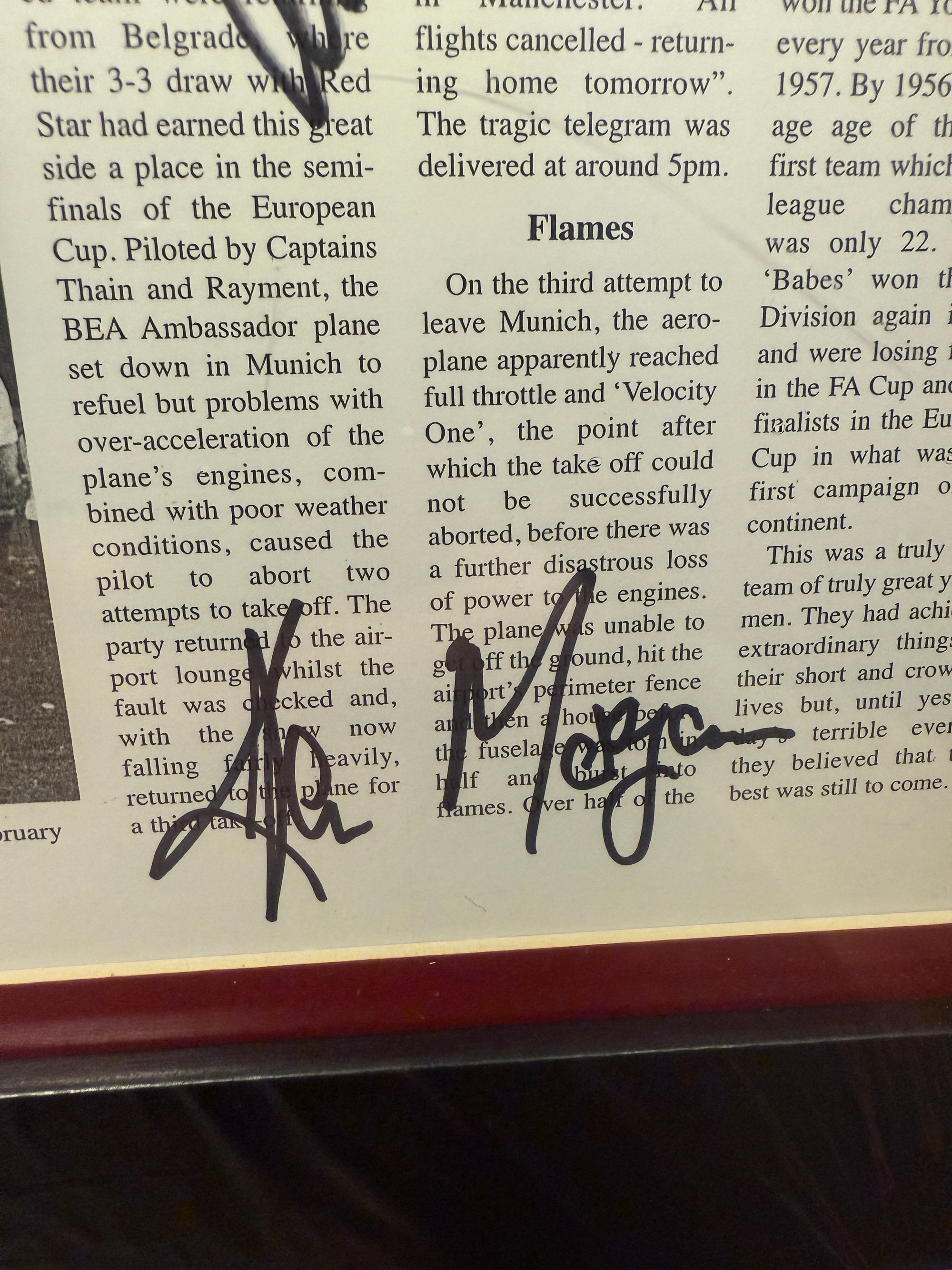 MANCHESTER UNITED - "REPLICA" AV FØRSTE-SIDE LONDON HERALD 7.FEBRUAR 1958 - SIGNERT AV KENNY MORGEN OG ALBERT SCANLOIN