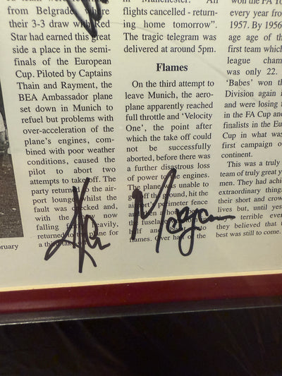 MANCHESTER UNITED - "REPLICA" AV FØRSTE-SIDE LONDON HERALD 7.FEBRUAR 1958 - SIGNERT AV KENNY MORGEN OG ALBERT SCANLOIN