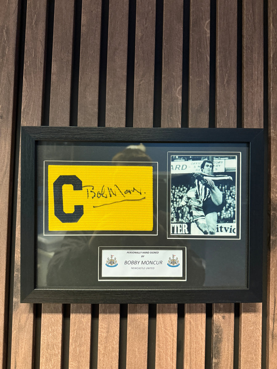 NEWCASTLE UNITED - BOB (BOBBY)  MONCUR - SIGNERT KAPTEINSBIND MED EKTEHETSBEVIS/COA