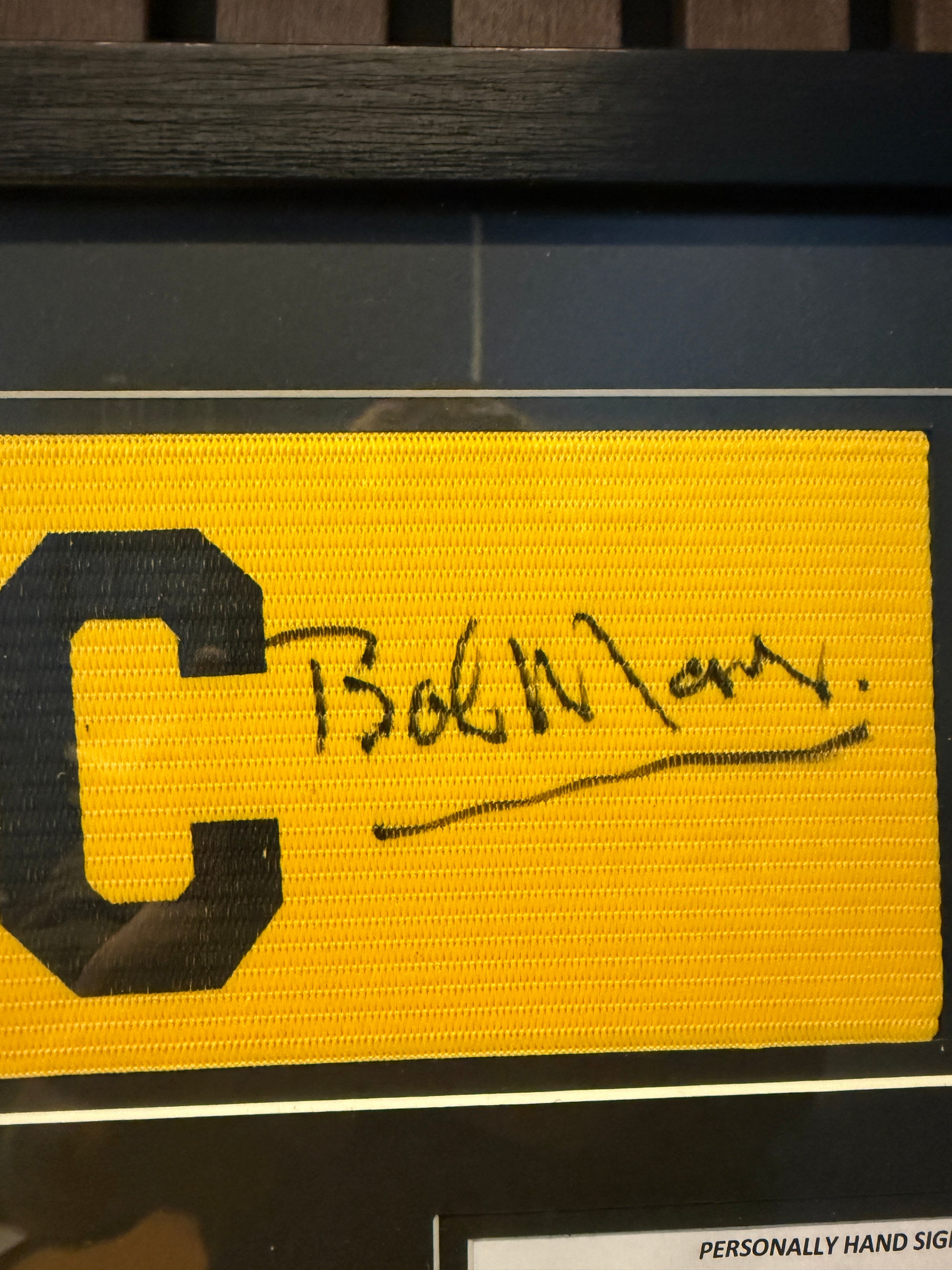 NEWCASTLE UNITED - BOB (BOBBY)  MONCUR - SIGNERT KAPTEINSBIND MED EKTEHETSBEVIS/COA