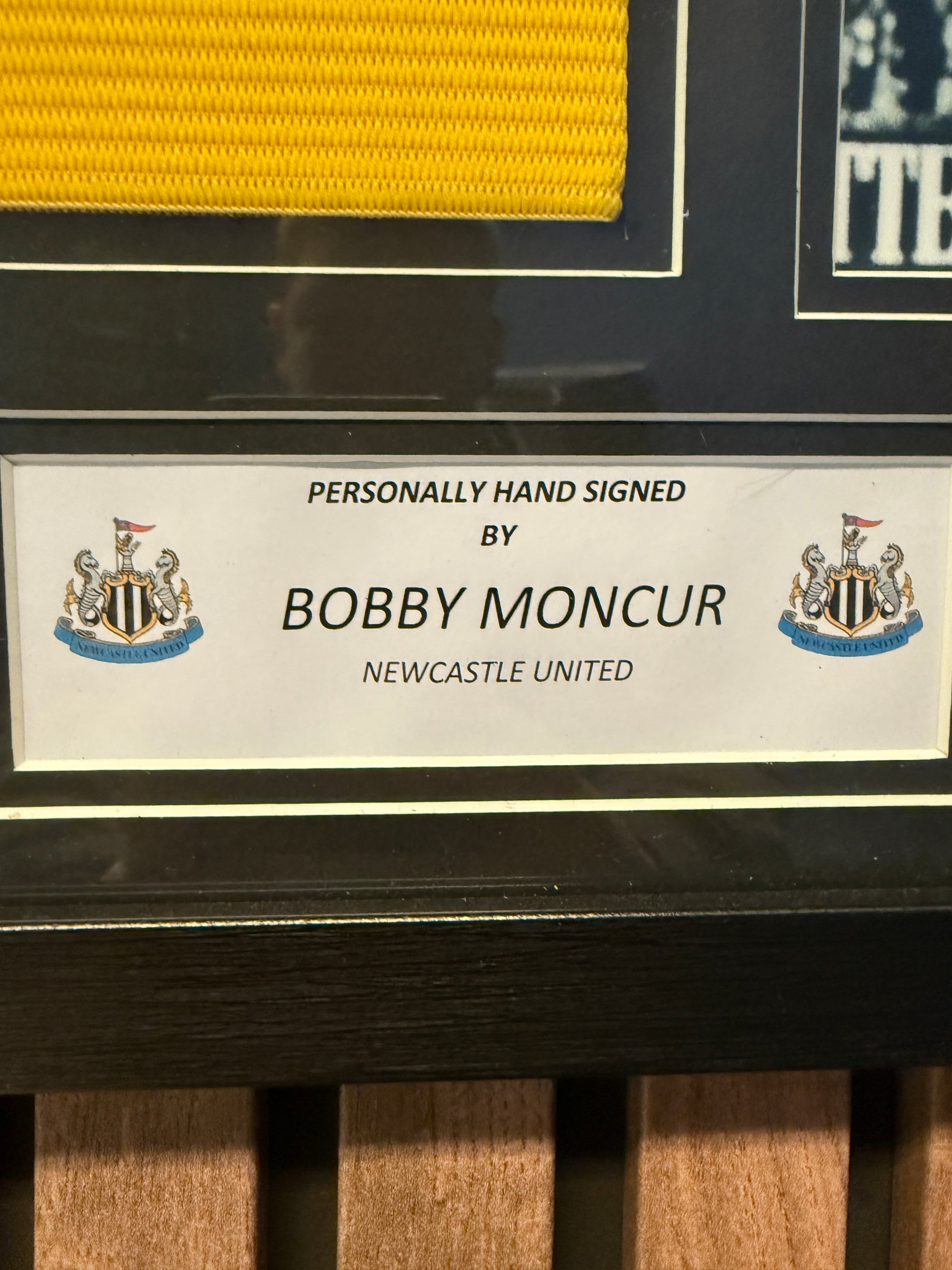 NEWCASTLE UNITED - BOB (BOBBY)  MONCUR - SIGNERT KAPTEINSBIND MED EKTEHETSBEVIS/COA