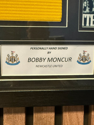 NEWCASTLE UNITED - BOB (BOBBY)  MONCUR - SIGNERT KAPTEINSBIND MED EKTEHETSBEVIS/COA