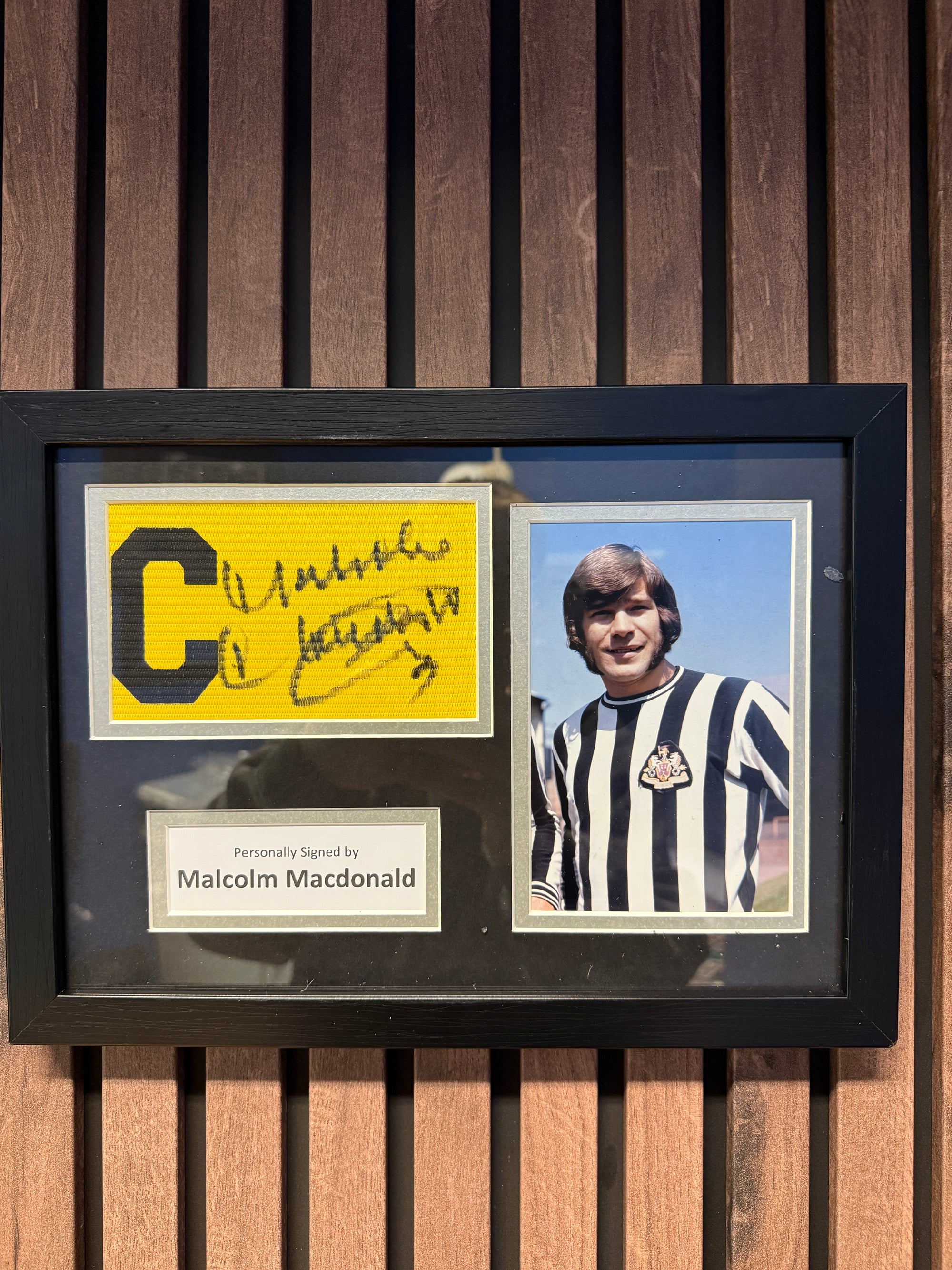 NEWCASTLE UNITED - MALCOLM MACDONALD - SIGNERT KAPTEINSBIND MED EKTEHETSBEVIS/COA