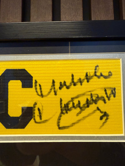 NEWCASTLE UNITED - MALCOLM MACDONALD - SIGNERT KAPTEINSBIND MED EKTEHETSBEVIS/COA